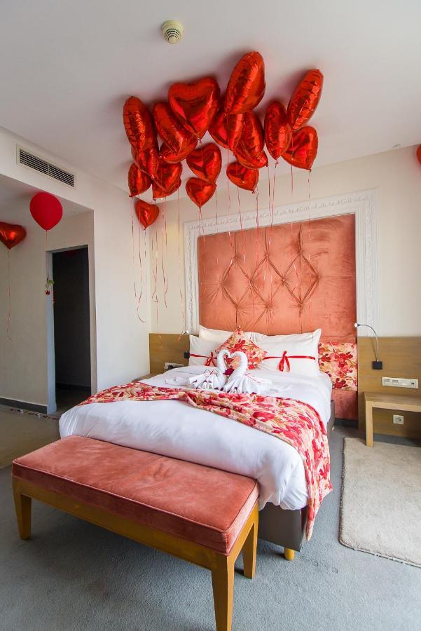 Mandarin Palace Hotel & Spa Ταγγέρη Εξωτερικό φωτογραφία A bedroom decorated for Valentine's Day