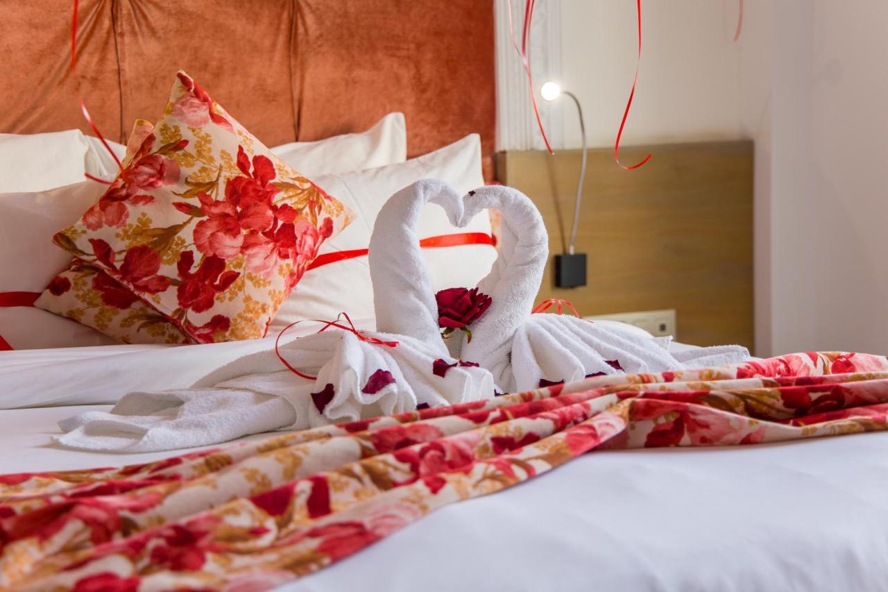 Mandarin Palace Hotel & Spa Ταγγέρη Εξωτερικό φωτογραφία A bed with a heart-shaped towel